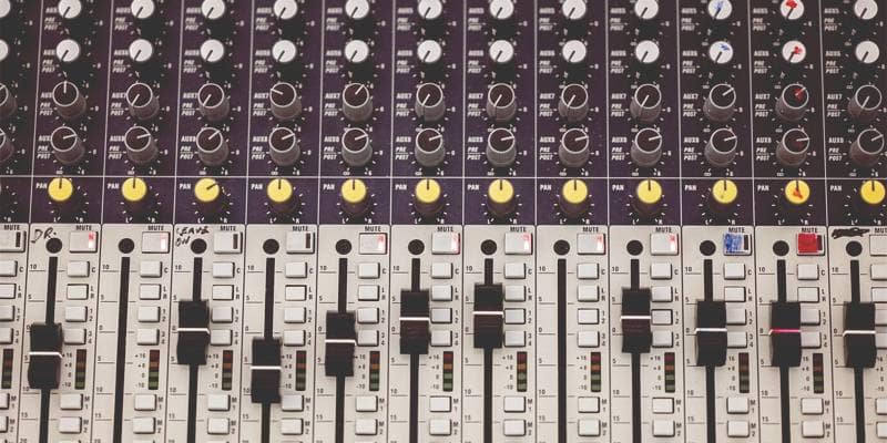 Mixer + Casse amplificate: il setup per live da 100-200 persone