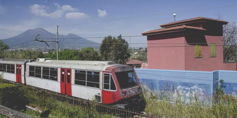 Incendio sulla Circumvesuviana a Ercolano: sospesi i treni per Napoli